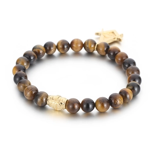 Tigerauge Perlenarmband mit goldenem Buddhakopf und Anhängern auf weißem Hintergrund