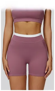 Détail du short de yoga mauve à taille haute avec ceinture intérieure blanche contrastée