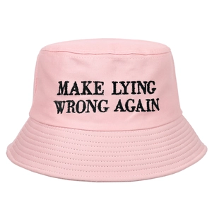 Bob en coton rose avec broderie noire Make Lying Wrong Again sur fond blanc épuré