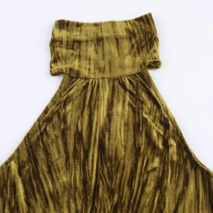 Top halter in velluto verde oliva con dettagli plissettati e design aperto alla moda