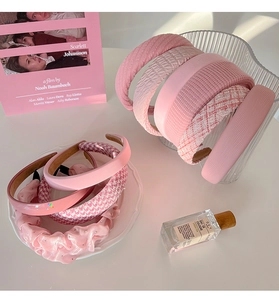 Collezione di cerchietti in tessuto a righe rosa in varie texture e stili eleganti