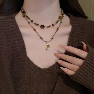 Collier double rang en pierre œil de tigre avec pendentif goutte sur tricot
