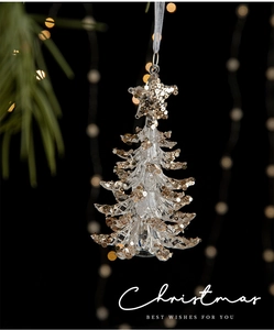 Dettaglio di un ciondolo a forma di albero di Natale in acrilico con paillettes dorate