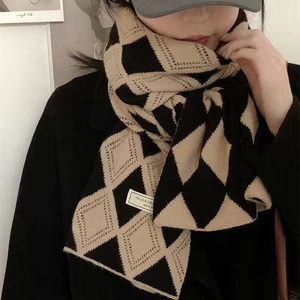 Écharpe d'hiver en maille pour femme avec motif classique à losanges beige et noir