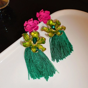 Boucles d'oreilles fleuries vintage avec émail vert et pompons rouges élégants