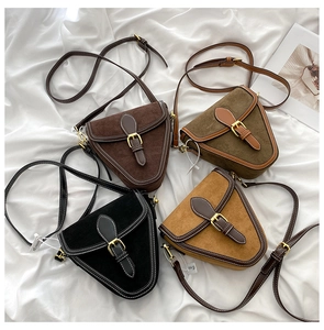 Detalle de cuatro bolsos de silla de montar en PU mate en colores marrón, oliva y negro