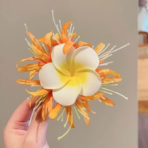 Exotische Plumeria-Haarspange mit weiß-orangen Blütenblättern für den Strand