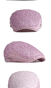 Detalle de boina rosa de encaje con textura plisada y hebilla metálica ajustable