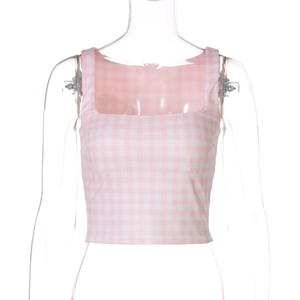 Détail d'un crop top à carreaux rose et blanc avec col carré sur un mannequin transparent