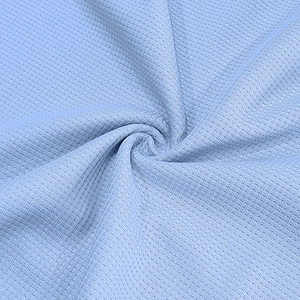 Primer plano de tela de punto gofre azul cielo que muestra textura y tejido premium