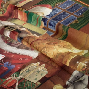 Detailansicht der weichen Flanelltextur mit Weihnachtsmann und Geschenkbox-Aufdrucken