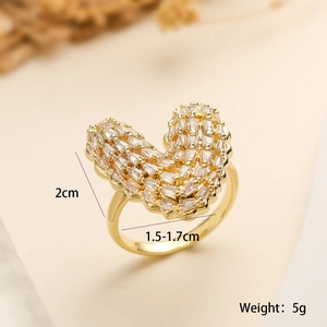 Detailed view of a gold heart ring with pavé zircons including size and weight specs