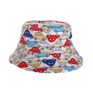 Dettaglio cappello pescatore per bambini con stampe di auto colorate su tela bianca