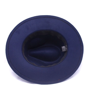 Dettaglio interno del cappello fedora blu navy con fascia antisudore ed etichetta 100% poliestere