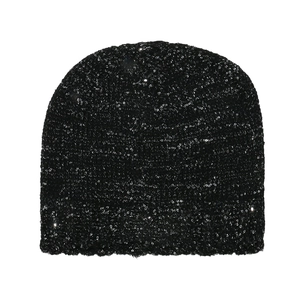 Macro di paillettes nere scintillanti sulla trama di questo berretto in maglia chic