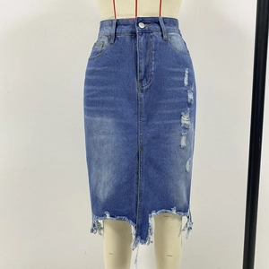 Dettaglio della gonna di jeans a vita alta con orlo sfrangiato e strappi usurati