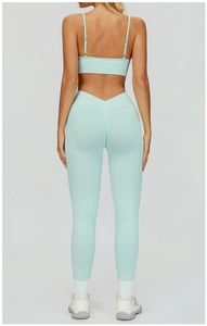 Détail d'un ensemble de yoga côtelé vert menthe avec taille haute en V et texture sans couture