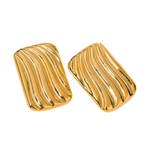 Boucles d'oreilles rectangulaires modernes en acier titane avec texture vague dorée 18k