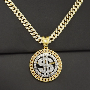 Gros plan du pendentif dollar rotatif avec strass sur une chaîne cubaine dorée
