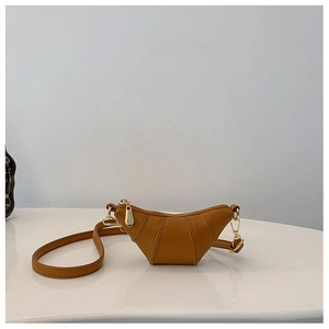 Detail of caramel leather croissant bag with gold zipper and adjustable shoulder strap