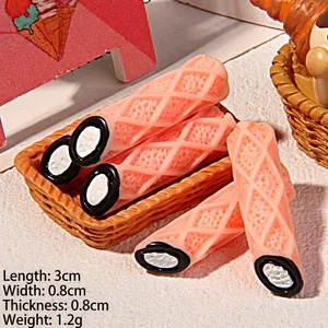 Gros plan de gaufrettes fraise miniatures en résine de 3cm pour loisirs créatifs et coques
