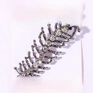 Broche mille-pattes en métal gris foncé avec strass pour blazers et gilets de femmes