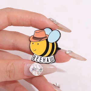 Insigne en émail abeille mignonne avec chapeau de cowboy et texte BEEHAW sur blanc