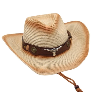 Détail du chapeau de cowboy en paille tressée avec ornement taureau et bandeau cuir