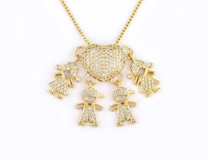 Dettaglio della collana famiglia placcata oro 18k con cuore e quattro ciondoli bimbi