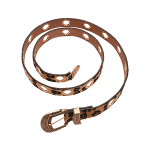 Ceinture léopard rétro avec boucle florale en bronze et œillets métalliques sur fond blanc