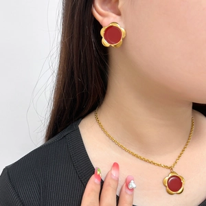 Elegant gold flower jewelry set with red ruby studs and necklace for women