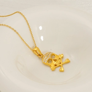 Collier avec pendentif crâne en acier inoxydable plaqué or 18 carats et zircons brillants