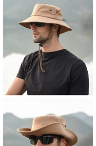 Détail du chapeau de soleil kaki avec œillets d'aération et cordon de serrage réglable