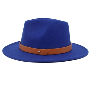 Détail d'un chapeau fedora bleu roi en laine avec ruban en cuir brun et rivet métallique