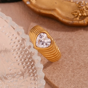 Detail of 18K gold-plated stainless steel ring with ribbed texture and heart-shaped zircon
