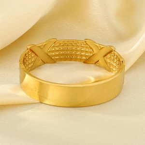 Detail of 18K gold-plated stainless steel bracelet with inner mesh and X-shape motif