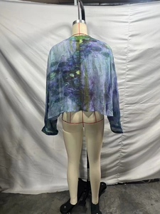 Rückansicht der Chiffon-Bluse mit Ölgemälde-Druck und Fledermausärmeln auf Schneiderpuppe