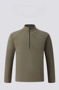 Détail du col montant zippé et de la poche de poitrine verticale sur veste vert olive