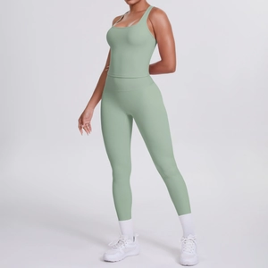Détail de l'ensemble de yoga vert sauge avec legging taille haute et débardeur de sport