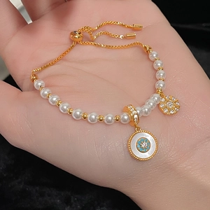 Bracelet élégant en perles dorées avec pendentif étoile en zircon et motif floral bleu