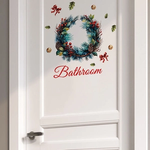 Detaillierter Weihnachts-Wandaufkleber mit Badezimmer-Text und Stechpalmen auf weißer Tür
