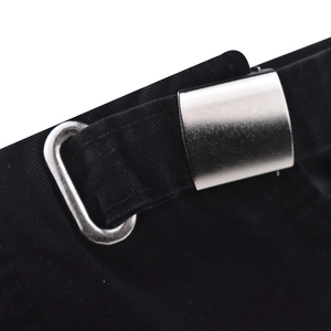 Detail van zwarte katoenen band met geborstelde metalen gesp op de honkbalpet