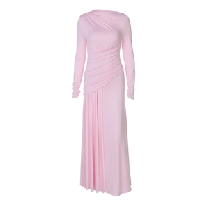 Dettaglio dell'abito rosa a maniche lunghe con eleganti pieghe in vita e drappeggio