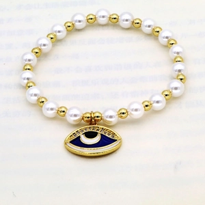 Elegantes Perlenarmband mit Goldakzenten und blauem Böse-Blick-Anhänger aus Zirkon