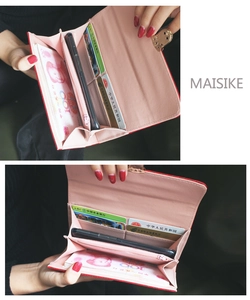 Détail d'un long portefeuille rouge avec fentes pour cartes et rangement téléphone