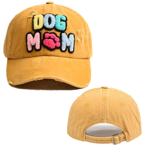 Dettaglio della toppa chenille DOG MOM e lavaggio vintage su cappello giallo usato