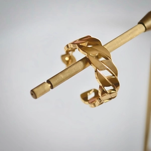 Orecchini a catena a forma di C in acciaio inossidabile placcato oro 18K su stand