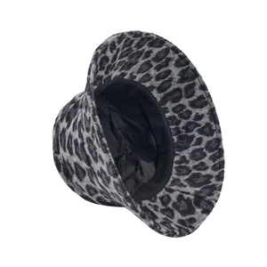 Détail d'un chapeau bob léopard montrant la texture pelucheuse et la doublure noire