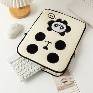 Dettaglio del ricamo panda carino e cerniera nera sulla custodia per tablet bianco