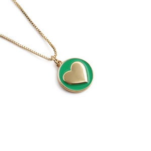 Collana minimalista placcata oro con ciondolo a cuore in smalto verde rotondo